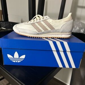 Adidas women Beige and cream Sneakers